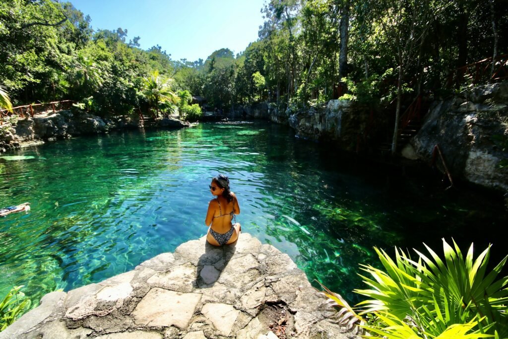 Turista en Cenote Riviera Maya, México