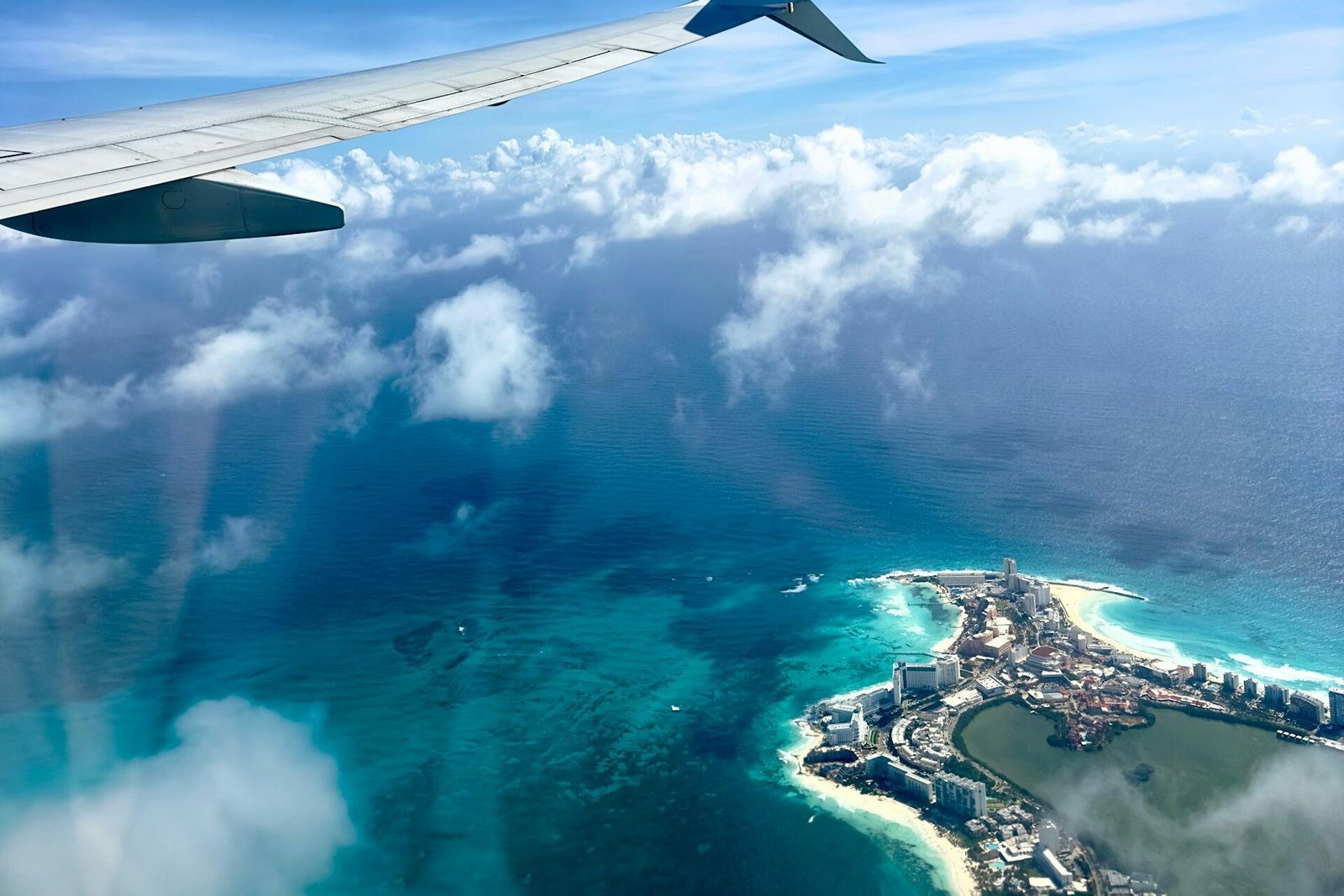Transporte privado desde el aeropuerto de Cancún a Playa del Carmen 2 ahilan sasi sKfoROqXVMs unsplash edited